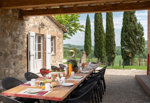 La pergola con tavolo da pranzo collegata alla sala da pranzo - Le Colombelline