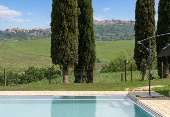 La piscina con vista su Montepulciano - Le Colombelline