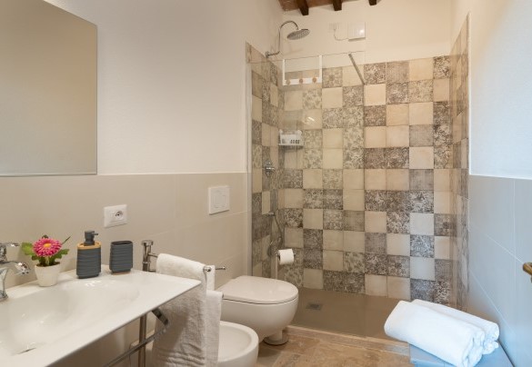 Bagno con doccia n.4 a servizio della camera n.4. Primo piano - Le Colombelline