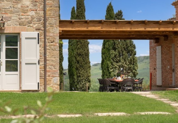 La pergola con tavolo da pranzo collegata alla sala da pranzo - Le Colombelline