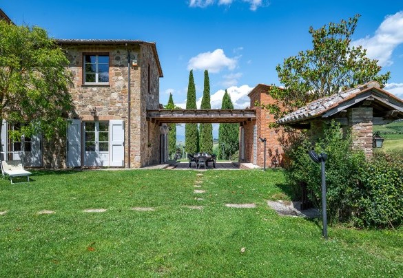Il casale e il portico con la zona pranzo esterna - Le Colombelline
