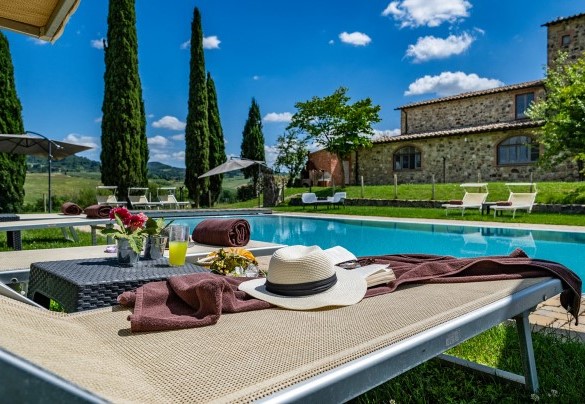 Arredi a bordo piscina per piacevoli momenti di relax - Le Colombelline