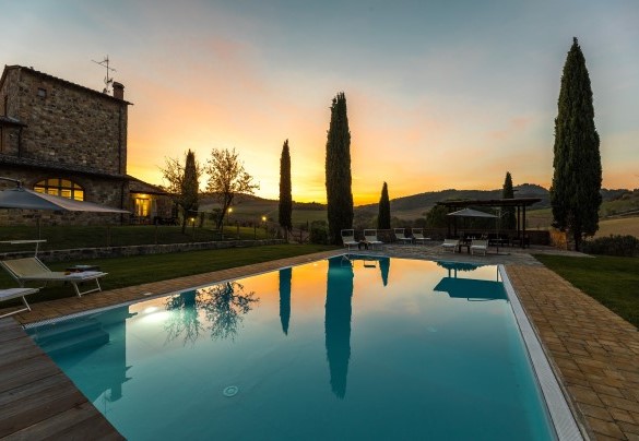 La piscina nei bagliori del tramonto - Le Colombelline