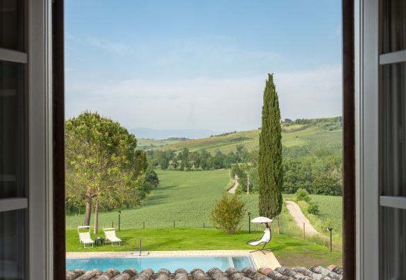 La piscina vista dal disimpegno al primo piano - Le Colombelline