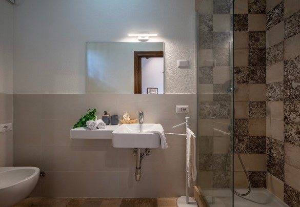 Bagno con doccia n.6 en-suite alla camera n.6. Secondo piano - Le Colombelline