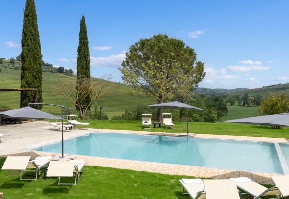 La piscina è igienizzata a cloro, si entra in acqua tramite due gradoni profilati - Le Colombelline
