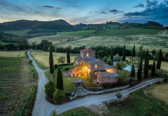 La proprietà illuminata alla sera - Le Colombelline 