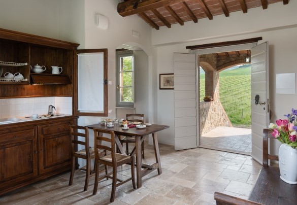 Disimpegno con kitchenette al primo piano e il portone per l’ingresso dall’esterno - Le Colombelline
