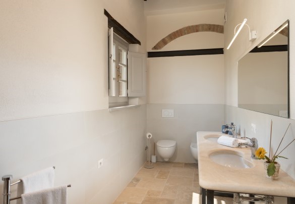 Bagno con doccia n.2 a servizio della camera n.2. Piano terra - Le Colombelline