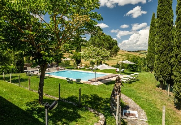 La piscina recintata dista 15 m dal casale, si trova in un terrazzamento leggermente inferiore al piano terra - Le Colombelline