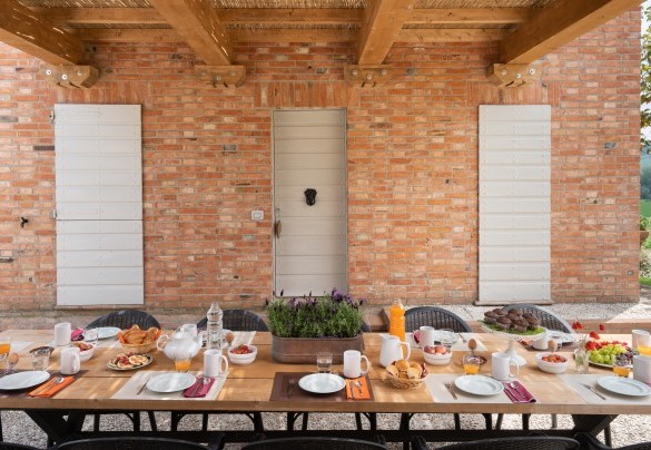 La pergola con tavolo da pranzo collegata alla sala da pranzo - Le Colombelline