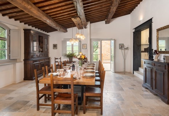 Sala da pranzo con uscita accanto alla pergola con tavolo da pranzo - Le Colombelline