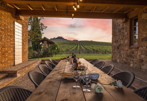 La pergola con tavolo da pranzo collegata alla sala da pranzo - Le Colombelline