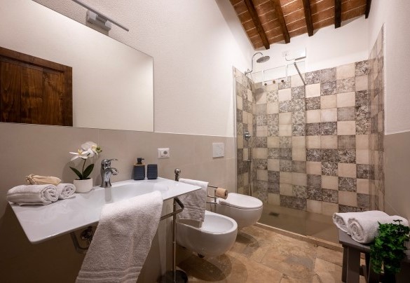 Bagno con doccia n.4 a servizio della camera n.4. Primo piano - Le Colombelline