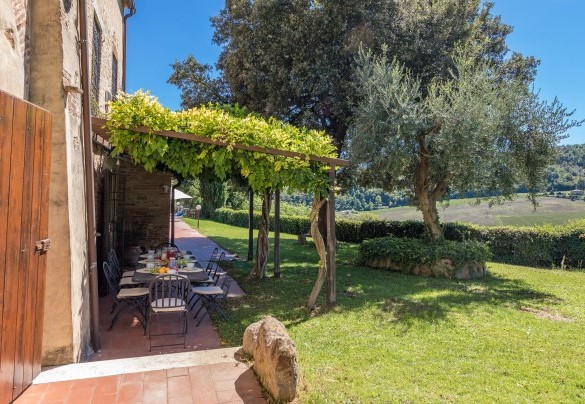 Il giardino curato tra l’ingresso al casale e l’area parcheggio - Le Grazie