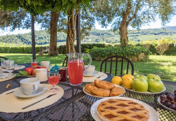 Pergola con tavolo da pranzo accanto al salotto - Le Grazie