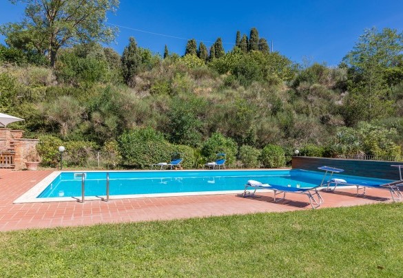 La piscina è igienizzata a cloro, il bordo è in travertino - Le Grazie 