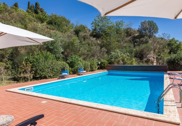 La piscina dista 5 metri dal casale e si trova allo stesso livello del piano terra - Le Grazie