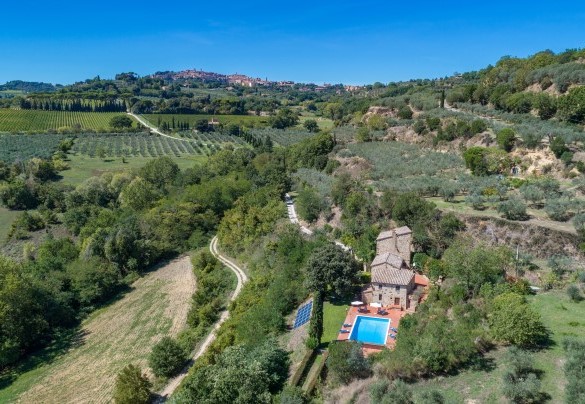 La proprietà di 1 ettaro e Montepulciano sullo sfondo - Le Grazie