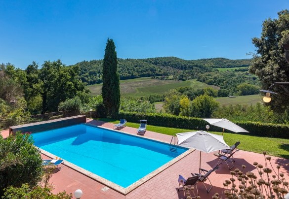 La piscina misura 12 x 6 m con una profondità variabile da 1,50 m a 2,50 m - Le Grazie