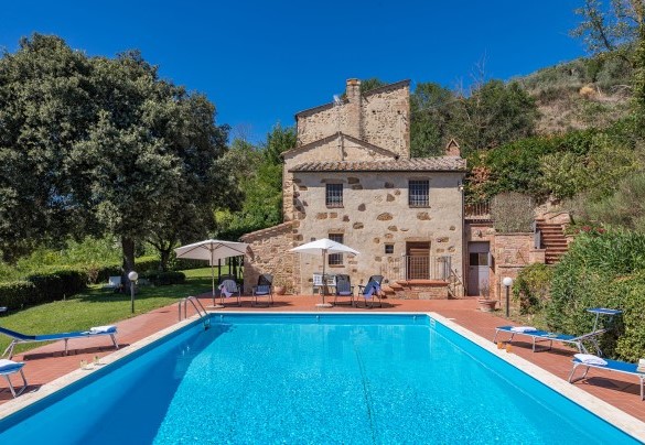 La piscina è rivestita in PVC celeste - Le Grazie 