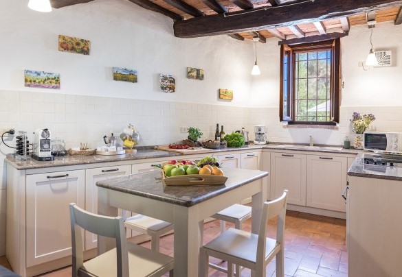 Cucina accessoriata in open col salotto - Le Grazie