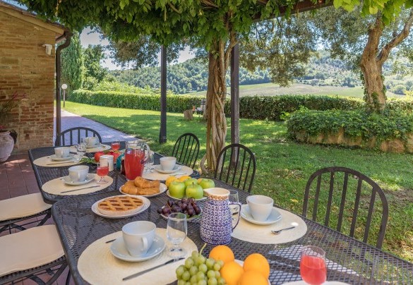 Pergola con tavolo da pranzo accanto al salotto - Le Grazie