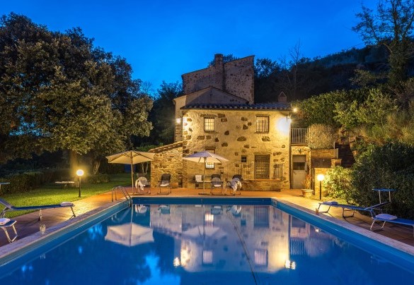 Il barbecue in muratura è dopo i gradini in alto a destra - Le Grazie