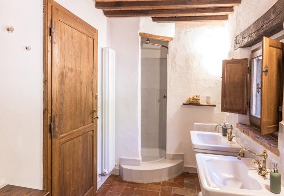Bagno con doccia n.2 nel disimpegno al primo piano, a servizio delle camere n.1 e n.2 - Le Grazie