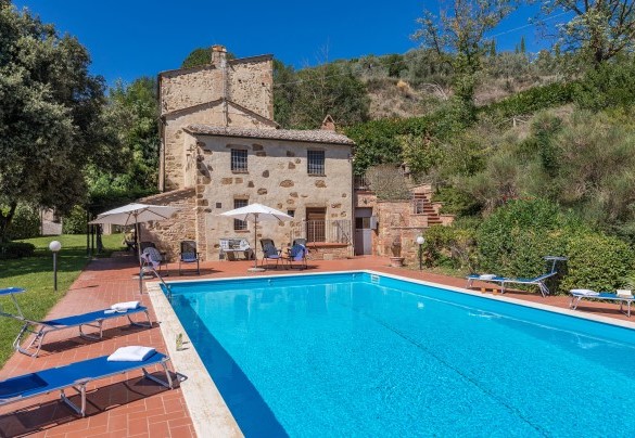 Il solarium in cotto ospita lettini, sdraio, ombrelloni e una doccia ad acqua fredda - Le Grazie