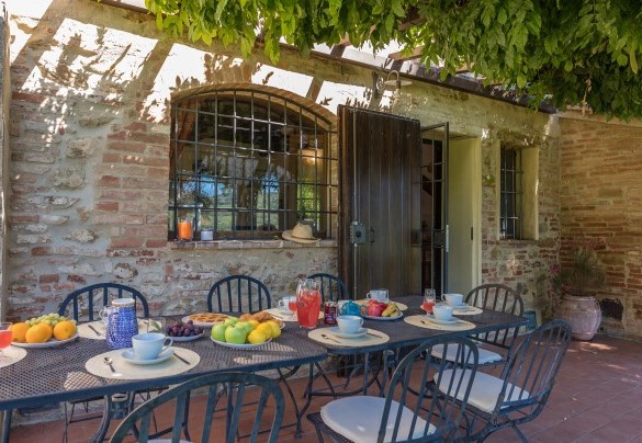 Pergola con tavolo da pranzo accanto al salotto - Le Grazie