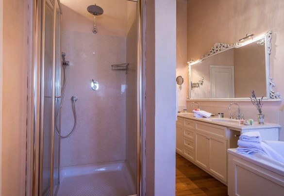 En suite bathroom with tub and shower n.6 - Le Querce dei Medici 