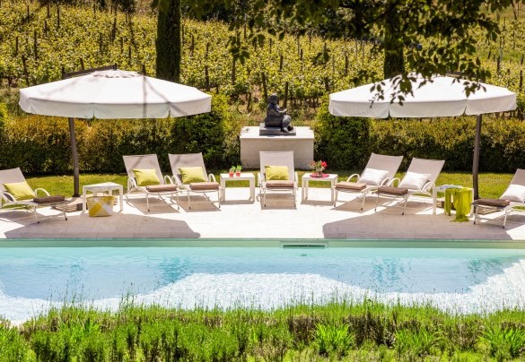 Ha un ampio solarium in travertino - Le Querce dei Medici 