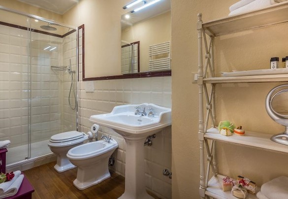 En suite bathroom with shower n.5 - Le Querce dei Medici 