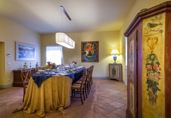 Dining room with the table set up - Le Querce dei Medici