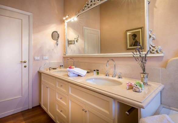 En suite bathroom with tub and shower n.6 - Le Querce dei Medici 