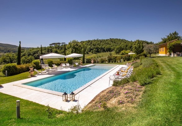 La piscina adiagata su un solarium in travertino - Le Querce dei Medici 