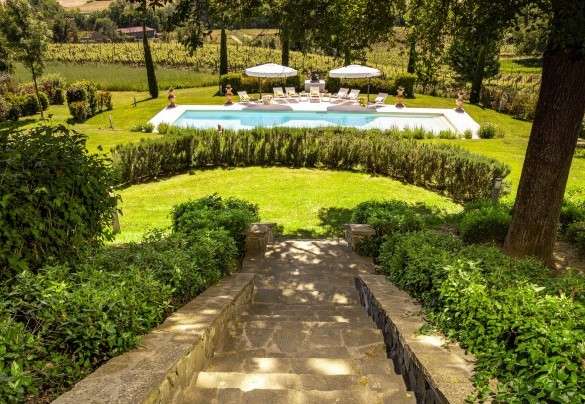 La scala che dalla villa conduce alla zona piscina - Le Querce dei Medici  