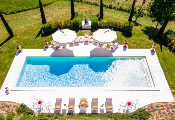 La piscina misura 6x12 m con profondità variabile da 0.50 a 1.50 m - Le Querce dei Medici 