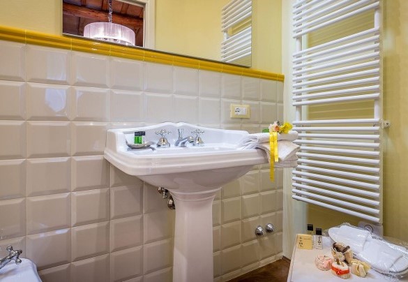 En suite bathroom with shower n.4 - Le Querce dei Medici 