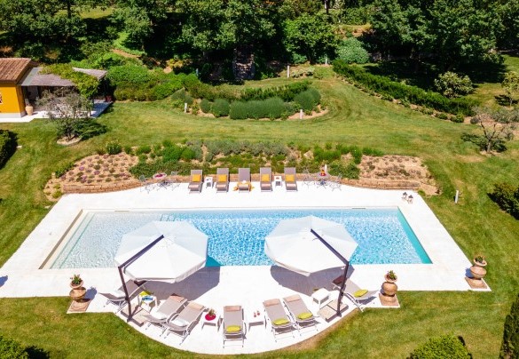 Vista panoramica della zona piscina e l'annesso - Le Querce dei Medici    