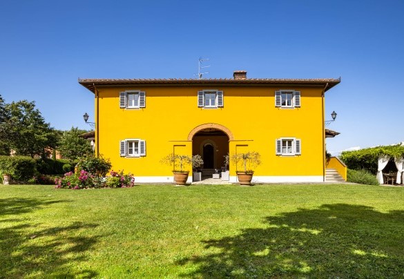 La dimora gode di un paesaggio tipico caratterizzato dalle dolci colline alternate di oliveti e vigneti - Le Querce dei Medici 