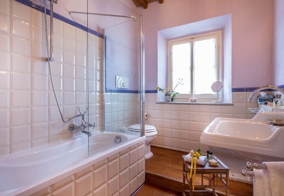 En suite bathroom with tub n.2 - Le Querce dei Medici 