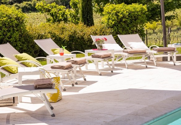 L’accattivante zona solarium contorna la piscina - Le Querce dei Medici  