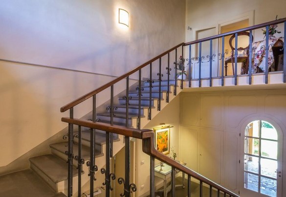 Staircase that connect the two floors of the property - Le Querce dei Medici