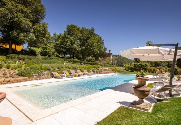 La piscina dista 40 di metri dalla villa ed è raggiungibile da una scala inserita nel prato - Le Querce dei Medici  