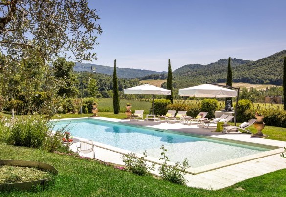 La bella piscina immersa nei vigneti - Le Querce dei Medici  