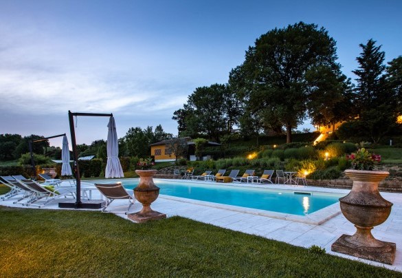 La piscina e la zona prendisole attrezzata con lettini, ombrelloni e tavolini - Le Querce dei Medici