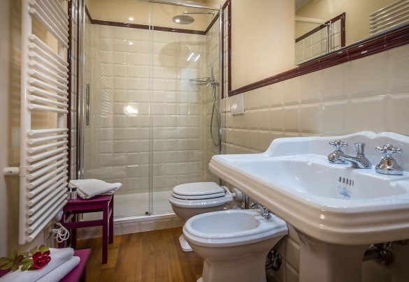 En suite bathroom with shower n.5 - Le Querce dei Medici 