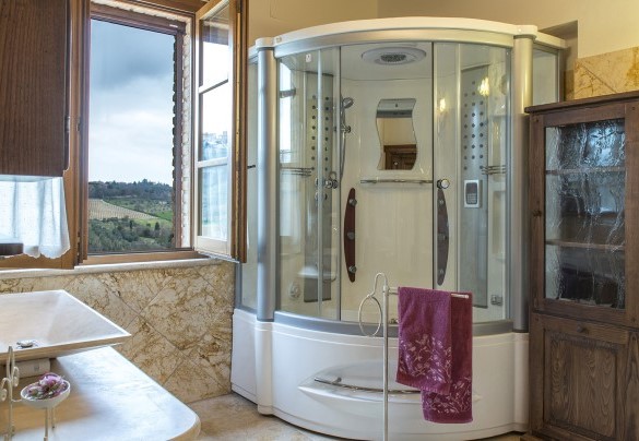 Il grande bagno con doccia - Le Terre di Nunzio